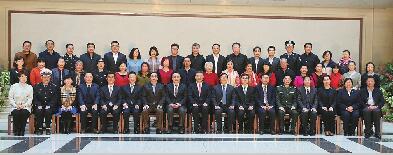 王文涛王忠林会见50户文明家庭代表并合影留念