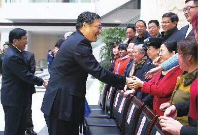 王文涛王忠林会见50户文明家庭代表并合影留念