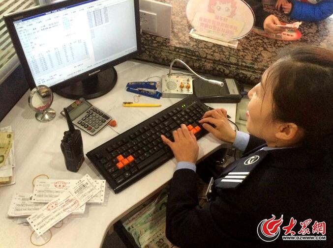 济南长途汽车站售票员忙春运 询问到出票只需