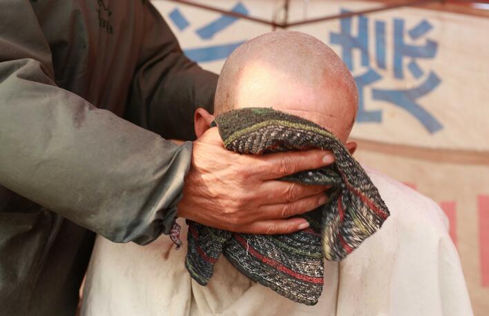 山东滨州：春节乡村集市剃头匠 刮脸剃头仅收六元钱