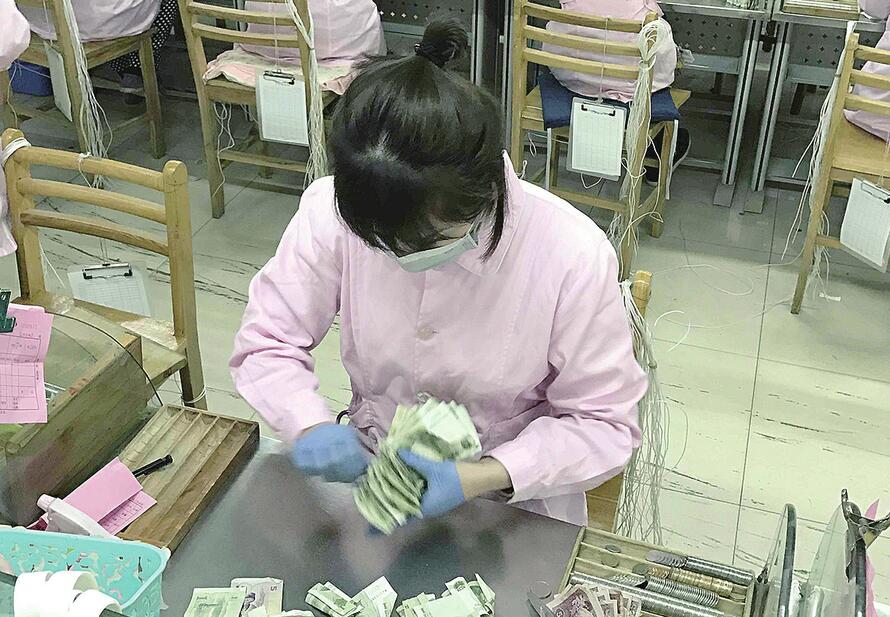 探访济南公交点款“娘子军” 为数钱连娘家也不回