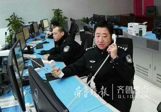 民警拿俩电话传声 初三零点帮大洋彼岸诉亲情