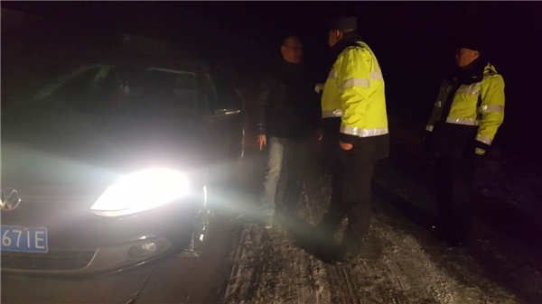 大年初三夜 南部山区悬崖边上的温情救援