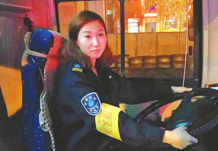 公交司机父女档方向盘上过大年 春节仍坚守在工作岗位