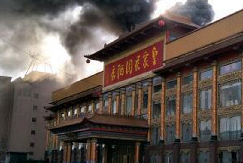 英雄山路皇家花园大年初三突发大火 现场浓烟滚滚