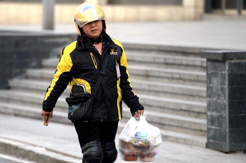 济南外卖小哥春节期间坚守送餐 应该送上“敬业福”