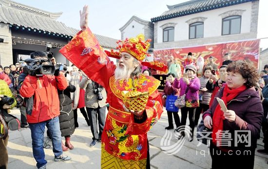 济南百花洲“五神”送福 正月初五弘扬民俗文化