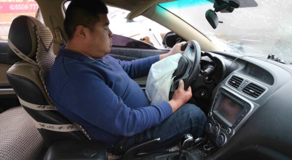 临沂小伙来济南陪父母过年 酒驾上高架撞烂车头 