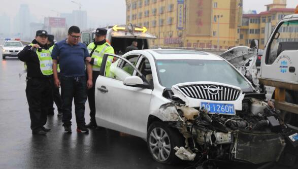 临沂小伙来济南陪父母过年 酒驾上高架撞烂车头 