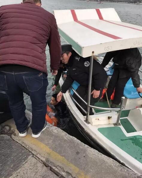 带病救人！济南一小伙不顾感冒冰冷湖水中勇救落水男子 