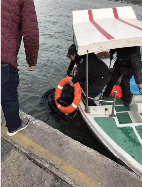 带病救人！济南一小伙不顾感冒冰冷湖水中勇救落水男子 