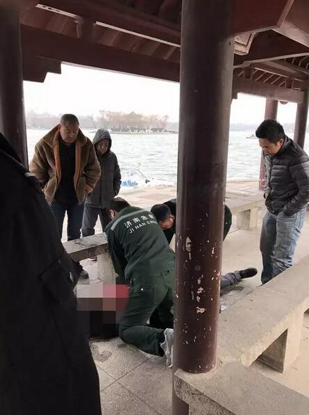 带病救人！济南一小伙不顾感冒冰冷湖水中勇救落水男子 