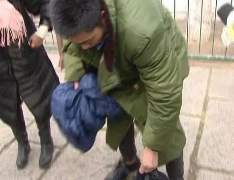 带病救人！济南一小伙不顾感冒冰冷湖水中勇救落水男子 