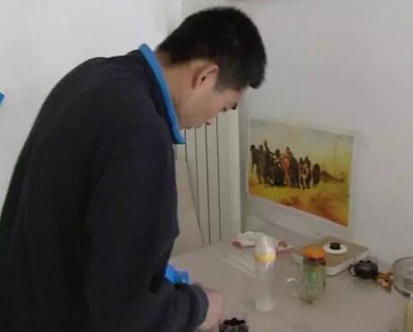 带病救人！济南一小伙不顾感冒冰冷湖水中勇救落水男子 