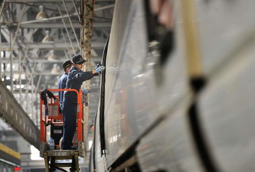 探秘济南“动车医院”：动车“手术”前得做“B超”