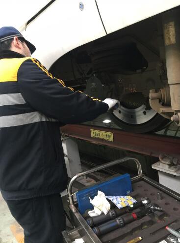 探秘济南“动车医院”：动车“手术”前得做“B超”