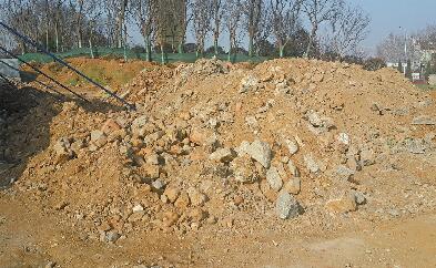 济南这些地方该有人管管 建筑垃圾裸露影响市容环境