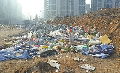 济南这些地方该有人管管 建筑垃圾裸露影响市容环境