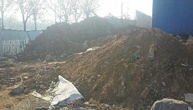 济南这些地方该有人管管 建筑垃圾裸露影响市容环境