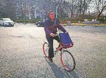 济南共享单车省两会受热捧 委员骑车赴会成靓丽风景线