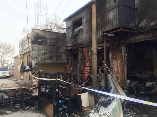 济南泺口东村一灌煤气店爆炸 邻店夫妻二楼跳窗逃生