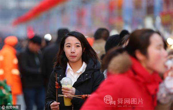 青岛：美女逛吃糖球会 大快朵颐各种美食佳肴