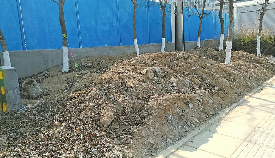 日照路建筑垃圾堆再遭投诉 严重影响市容环境