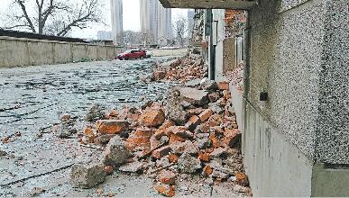 花园路华阳路交叉口建筑废墟未覆盖 爆破后无人清扫