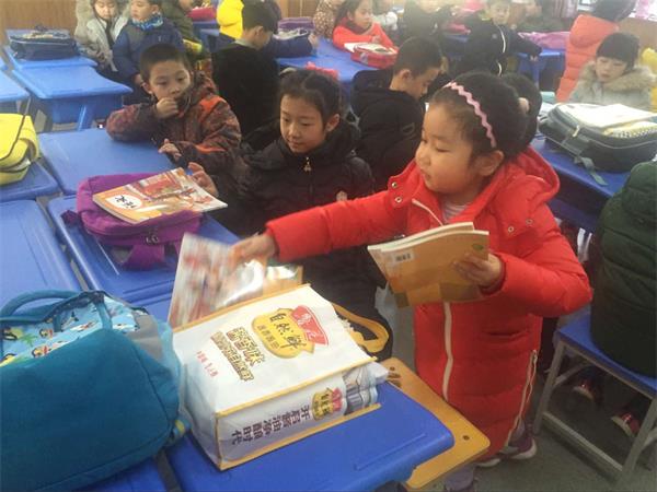 “中国式接送”大军要回归：家长想要“弹性离校” 施行或给娃增负