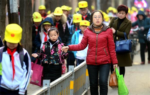 济南大中小学迎来新学期的第一天 送学大军难放手