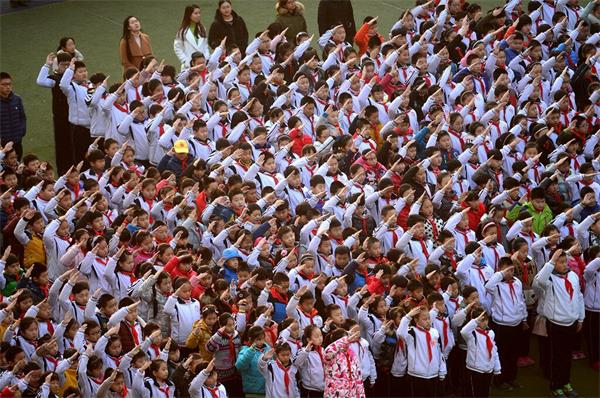 ���ϣ���ѧ��������ɫ�� ��С�Ժ����Ǵ��Ͽ�ʱ��