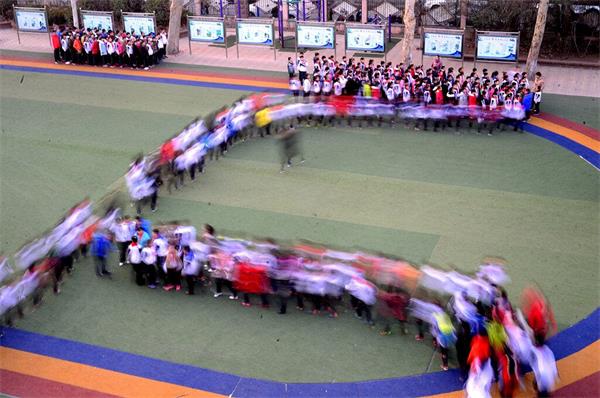 ���ϣ���ѧ��������ɫ�� ��С�Ժ����Ǵ��Ͽ�ʱ��