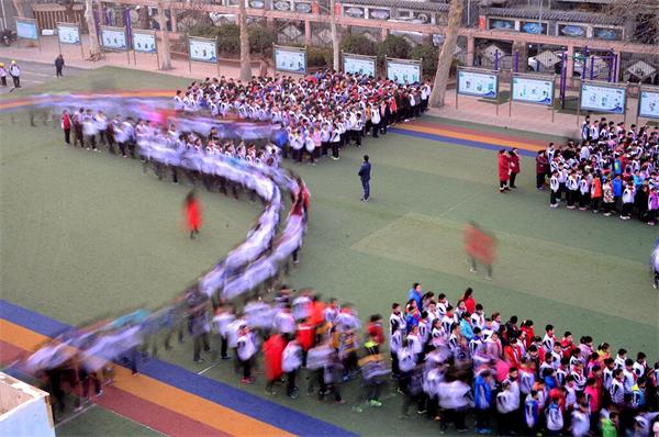 ���ϣ���ѧ��������ɫ�� ��С�Ժ����Ǵ��Ͽ�ʱ��