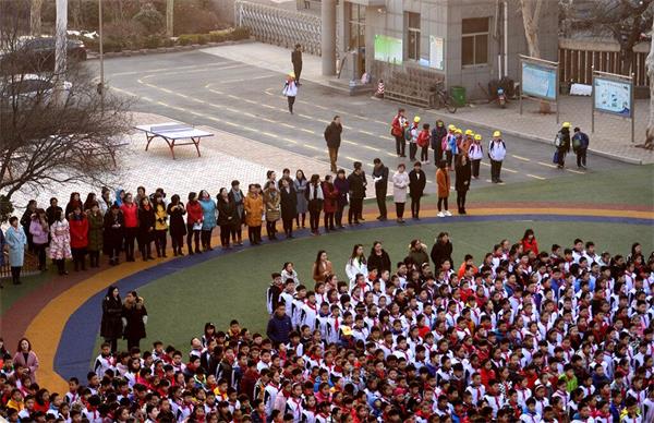 ���ϣ���ѧ��������ɫ�� ��С�Ժ����Ǵ��Ͽ�ʱ��