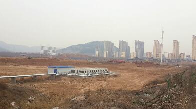 紫薇路艺苑小区对面工地无任何防尘措施 致附近扬尘严重