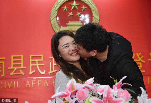 山东各地情侣情人节扎堆领证结婚 迎来新人登记高峰