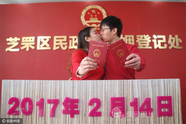 山东各地情侣情人节扎堆领证结婚 迎来新人登记高峰