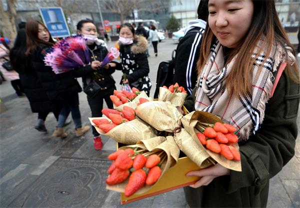 济南商贩和学生走上街头卖玫瑰花