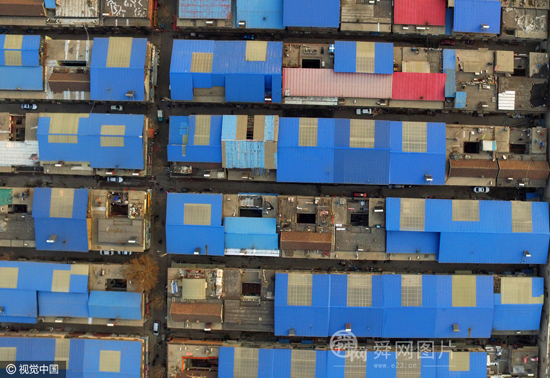 航拍济南“城中村” 蓝屋顶如同“调色盒”场面壮观