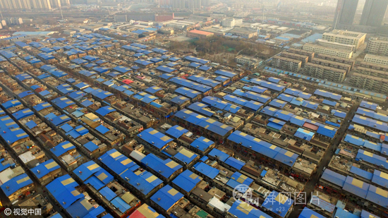 航拍济南“城中村” 蓝屋顶如同“调色盒”场面壮观