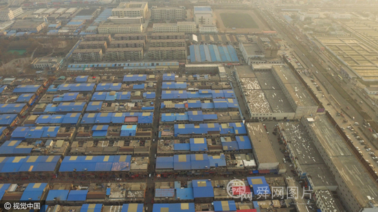 航拍济南“城中村” 蓝屋顶如同“调色盒”场面壮观