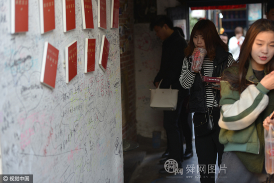 济南一商家设置涂鸦墙 满墙情话甜蜜感十足