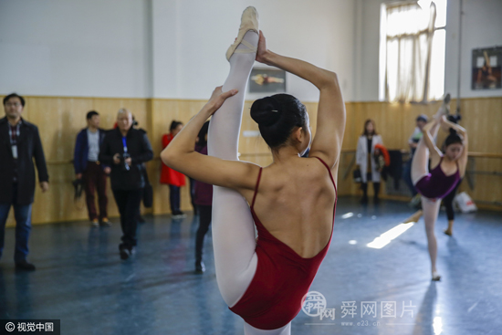 直击山东艺术学院舞蹈专业复试考场 考生展示优美舞姿