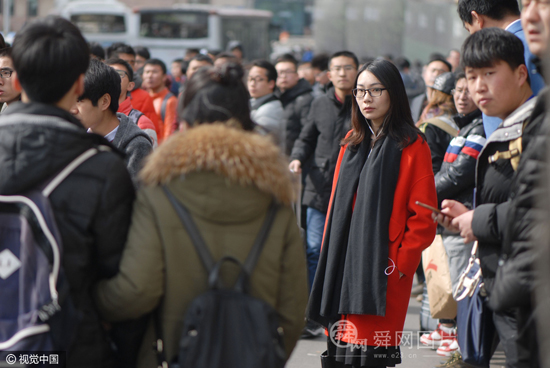 青岛迎来大学生返校高峰 青春面孔成流动风景