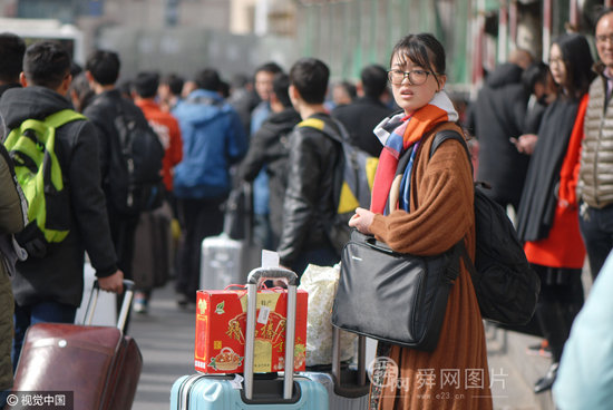 青岛迎来大学生返校高峰 青春面孔成流动风景