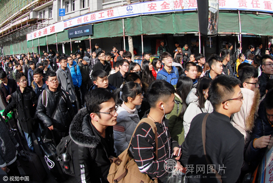 青岛迎来大学生返校高峰 青春面孔成流动风景