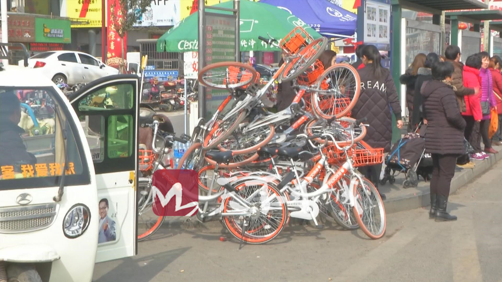 共享单车被恶意堆成“小山”天桥警方今天上午已抓获