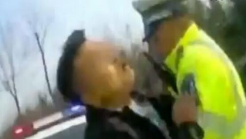 潍坊奔驰男变造号牌 疯狂打骂交警自称纳税百万