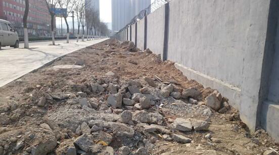 啄木鸟在行动:槐荫区腊山河东路南首西侧百米渣土带裸露