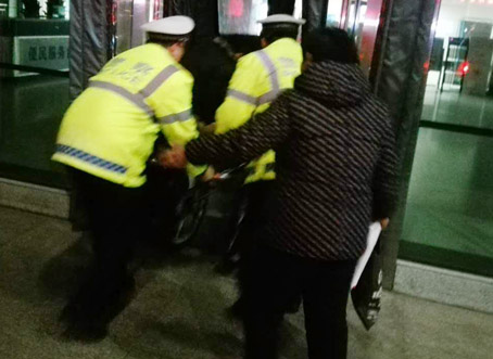 滨州：孕妇大出血命悬一线 交警开道上演“生死时速”